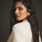 Malavika Mohanan Instagram - Yesterday in Whites & Gold for a @pantene_india event 🤍 ✨ 📸 @sheldon.santos Styled by @spacemuffin27 Hair @bbhiral Makeup @makeupbyanighajain Earrings @tanzire.co Rings @timelessjewelsby_s @sakshijhunjhunwalaofficial Heels @louboutinworld