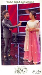 Malvika Nair Instagram - Bongulo feelings, cauliflower style🕴️with @pradeep_machiraju 🫶

#annimanchisakunamule #justAMSthings