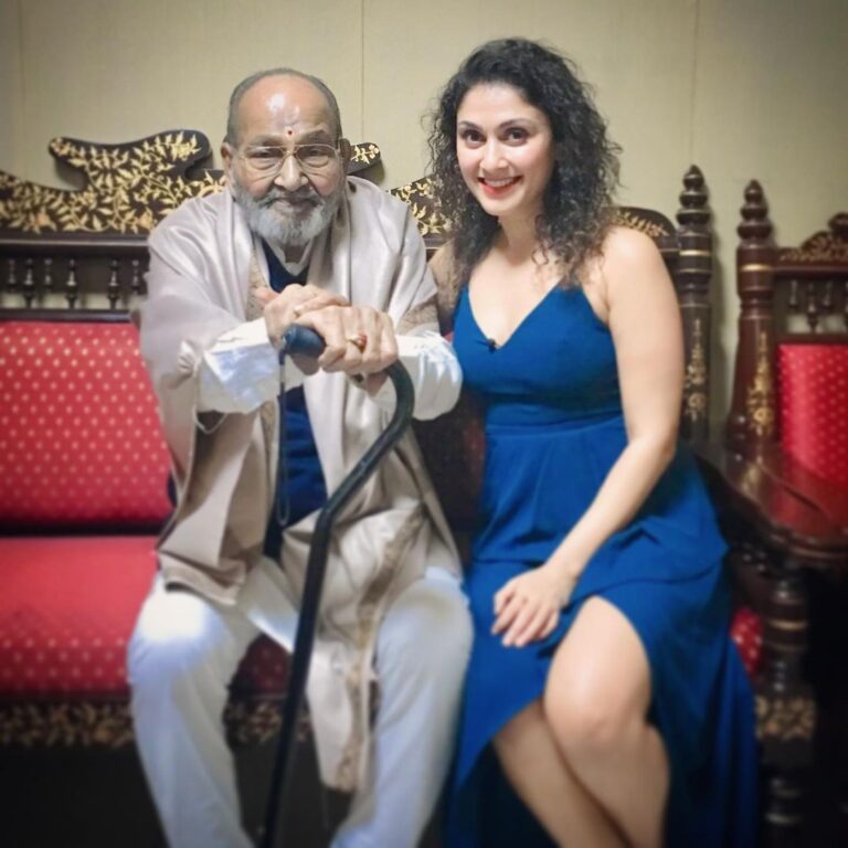 Manjari Fadnnis Instagram - Can’t believe my luck that I got to be Directed by this lovely person, apart from being the Legandary, 5 times National Award winning director that he is… K. Vishwanath Sir 🥹. He directed me in one of my most difficult roles, in my Telugu film, Shubhapradam. He was so wonderful to me. He made me learn & perform almost every Indian dance form that is in India in our film. From Bharatnatyam to Mohiniatyam, to Odissi to u name it… He was so patient with me on shoot even when sometimes I would not believe I could do something, he pushed me & believed in me more than I did in myself at that time. He almost treated me like his own daughter. I will always be so grateful to him🥹🙏🏼 I write this with a heavy heart as I just got to know he is no more. He lived a Great life… & inspired everyone around him. I’m so glad I spoke to him a few months ago, didn’t know that would be the last. This pic is from 2018 when I was in Hyderabad to perform my play. He was so busy that day. He was winning a Life Time Achievement Award that same evening & had it been someone else would have fairly & understandably missed attending my play… but not Vishwanath Sir. Immediately after accepting his award, he came for my play & met me backstage post the performance…. I was so touched…. Love you Sir forever❤️ Thankuuu for being such a gem in this world❤️❤️❤️❤️ Will always remember you with a Big Smile & so much Love & Respect in my heart ❤️ 🙏🏼🙏🏼🙏🏼