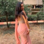 Maryam Zakaria Instagram - This filmi side of me will never stop 😊💕 #bollywood #churakedilmera #bollywoodactress #dancereels #saree #reelfeelit