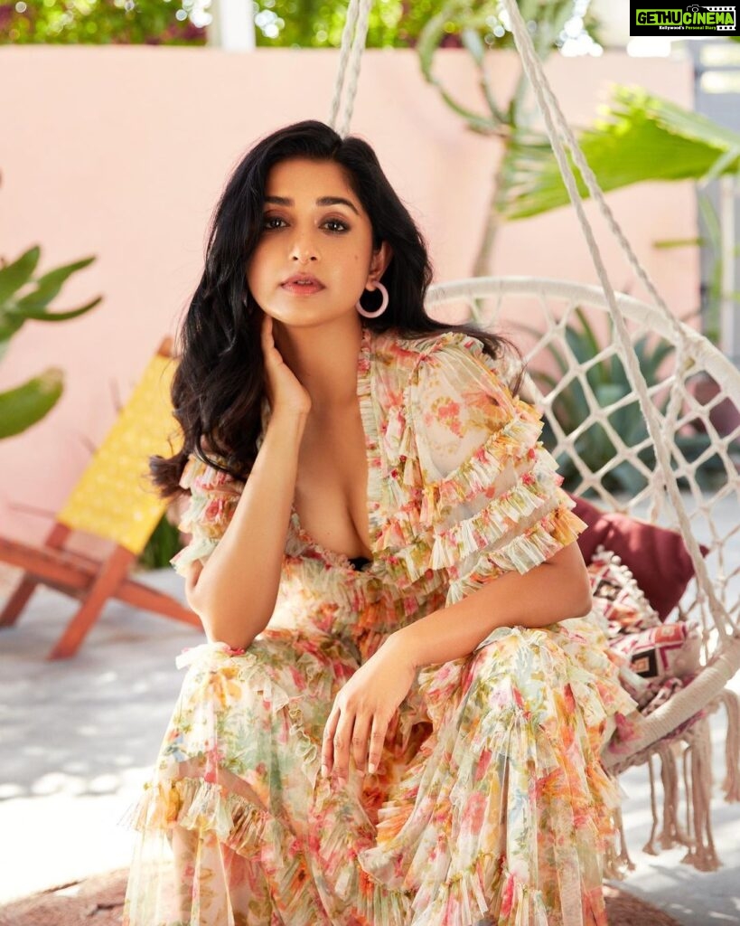 Meera Jasmine Instagram - The untamed beauty of wildflowers 🌼🌸🌼 📸 : @rahuljhangiani Styling : @soodpranav @sanya_sheth Makeup and hair : @jazmin_lois_rodriguez #ShootDiaries #OnwardsAndUpwards #MJ #MeeraJasmine