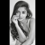 Meera Jasmine Instagram - That unassuming dreamscape of black and white 🖤🤍 📸 @raoulxv #BlackAndWhite #UpAndClose #MJ #MeeraJasmine #OnwardsAndUpwards
