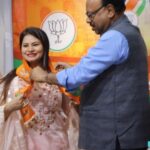 Megha Dhade Instagram - नमस्कार वंदे मातरम ! मला आपणास सगळ्यांना कळवण्यास अत्यंत आनंद होतोय की , तुम्हा सगळ्यांच्या आशीर्वादाने आणि शुभेच्छांनी मी माझा आवडता आणि जगातला सगळ्यात मोठा बलशाली पक्ष म्हणजेच भारतीय जनता पार्टीत रीतसर प्रवेश केला आहे . हे मी माझे अहोभाग्य समजते की काल ज्यांच्या उपस्थितीत माझी प्रवेश प्रक्रिया पार पडली ते भाजपचे महाराष्ट्र प्रदेश अध्यक्ष श्री चंद्रशेखर बावनकुळे साहेब , महाराष्ट्र प्रदेश सरचिटणीस श्री विक्रांत जी पाटील , महामंत्री श्री विजयजी चौधरी व सांस्कृतिक प्रकोष्टच्या महाराष्ट्र प्रदेश अध्यक्ष श्रीमती प्रियाताई बेर्डे यांच्या आशीर्वादाने व मार्गदर्शनाने हा प्रवेश प्रक्रियेचा कार्यक्रम पार पडला. आता वरिष्ठांच्या मार्गदर्शनाखाली छान कामगिरी करून दाखवायचीआहे . समाजसेवेसाठी घेतलेल्या व्रताचे आता पुरेपूर पालन करायचे आहे. एका सुदृढ आणि सुशिक्षित सुसंस्कृत समाजाचं जे आपलं ध्येय आहे ते घेऊन आता जोमात कामाला लागायचा आहे , तेव्हा तुम्हा सगळ्यांचे ही आशीर्वाद आणि शुभेच्छा कायम माझ्यासोबत असू द्या हीच विनंती आणि अपेक्षा आहे . धन्यवाद . जय हिंद जय महाराष्ट्र जय शिवराय 🇮🇳🚩🙏 #bjp #bjpmaharashtra #bhartiyajantaparty #narendramodiji #devendrafadnavis #chandrashekharbawankule #bjp4india #bjpindia #bjpmumbai @prreeyaberde @ckbawankule @devendra_fadnavis @bjp4maharashtra @bjp4india @sudhir.mungantiwar