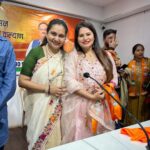 Megha Dhade Instagram - नमस्कार वंदे मातरम ! मला आपणास सगळ्यांना कळवण्यास अत्यंत आनंद होतोय की , तुम्हा सगळ्यांच्या आशीर्वादाने आणि शुभेच्छांनी मी माझा आवडता आणि जगातला सगळ्यात मोठा बलशाली पक्ष म्हणजेच भारतीय जनता पार्टीत रीतसर प्रवेश केला आहे . हे मी माझे अहोभाग्य समजते की काल ज्यांच्या उपस्थितीत माझी प्रवेश प्रक्रिया पार पडली ते भाजपचे महाराष्ट्र प्रदेश अध्यक्ष श्री चंद्रशेखर बावनकुळे साहेब , महाराष्ट्र प्रदेश सरचिटणीस श्री विक्रांत जी पाटील , महामंत्री श्री विजयजी चौधरी व सांस्कृतिक प्रकोष्टच्या महाराष्ट्र प्रदेश अध्यक्ष श्रीमती प्रियाताई बेर्डे यांच्या आशीर्वादाने व मार्गदर्शनाने हा प्रवेश प्रक्रियेचा कार्यक्रम पार पडला. आता वरिष्ठांच्या मार्गदर्शनाखाली छान कामगिरी करून दाखवायचीआहे . समाजसेवेसाठी घेतलेल्या व्रताचे आता पुरेपूर पालन करायचे आहे. एका सुदृढ आणि सुशिक्षित सुसंस्कृत समाजाचं जे आपलं ध्येय आहे ते घेऊन आता जोमात कामाला लागायचा आहे , तेव्हा तुम्हा सगळ्यांचे ही आशीर्वाद आणि शुभेच्छा कायम माझ्यासोबत असू द्या हीच विनंती आणि अपेक्षा आहे . धन्यवाद . जय हिंद जय महाराष्ट्र जय शिवराय 🇮🇳🚩🙏 #bjp #bjpmaharashtra #bhartiyajantaparty #narendramodiji #devendrafadnavis #chandrashekharbawankule #bjp4india #bjpindia #bjpmumbai @prreeyaberde @ckbawankule @devendra_fadnavis @bjp4maharashtra @bjp4india @sudhir.mungantiwar