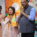 Megha Dhade Instagram - नमस्कार वंदे मातरम ! मला आपणास सगळ्यांना कळवण्यास अत्यंत आनंद होतोय की , तुम्हा सगळ्यांच्या आशीर्वादाने आणि शुभेच्छांनी मी माझा आवडता आणि जगातला सगळ्यात मोठा बलशाली पक्ष म्हणजेच भारतीय जनता पार्टीत रीतसर प्रवेश केला आहे . हे मी माझे अहोभाग्य समजते की काल ज्यांच्या उपस्थितीत माझी प्रवेश प्रक्रिया पार पडली ते भाजपचे महाराष्ट्र प्रदेश अध्यक्ष श्री चंद्रशेखर बावनकुळे साहेब , महाराष्ट्र प्रदेश सरचिटणीस श्री विक्रांत जी पाटील , महामंत्री श्री विजयजी चौधरी व सांस्कृतिक प्रकोष्टच्या महाराष्ट्र प्रदेश अध्यक्ष श्रीमती प्रियाताई बेर्डे यांच्या आशीर्वादाने व मार्गदर्शनाने हा प्रवेश प्रक्रियेचा कार्यक्रम पार पडला. आता वरिष्ठांच्या मार्गदर्शनाखाली छान कामगिरी करून दाखवायचीआहे . समाजसेवेसाठी घेतलेल्या व्रताचे आता पुरेपूर पालन करायचे आहे. एका सुदृढ आणि सुशिक्षित सुसंस्कृत समाजाचं जे आपलं ध्येय आहे ते घेऊन आता जोमात कामाला लागायचा आहे , तेव्हा तुम्हा सगळ्यांचे ही आशीर्वाद आणि शुभेच्छा कायम माझ्यासोबत असू द्या हीच विनंती आणि अपेक्षा आहे . धन्यवाद . जय हिंद जय महाराष्ट्र जय शिवराय 🇮🇳🚩🙏 #bjp #bjpmaharashtra #bhartiyajantaparty #narendramodiji #devendrafadnavis #chandrashekharbawankule #bjp4india #bjpindia #bjpmumbai @prreeyaberde @ckbawankule @devendra_fadnavis @bjp4maharashtra @bjp4india @sudhir.mungantiwar