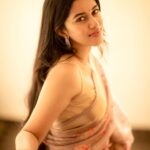 Mirnalini Ravi Instagram - You caught me staring but I caught you staring back 👀 @ivalinmabia @camerasenthil @saranyamakeupartistry @mani_stylist_ @rrajeshananda