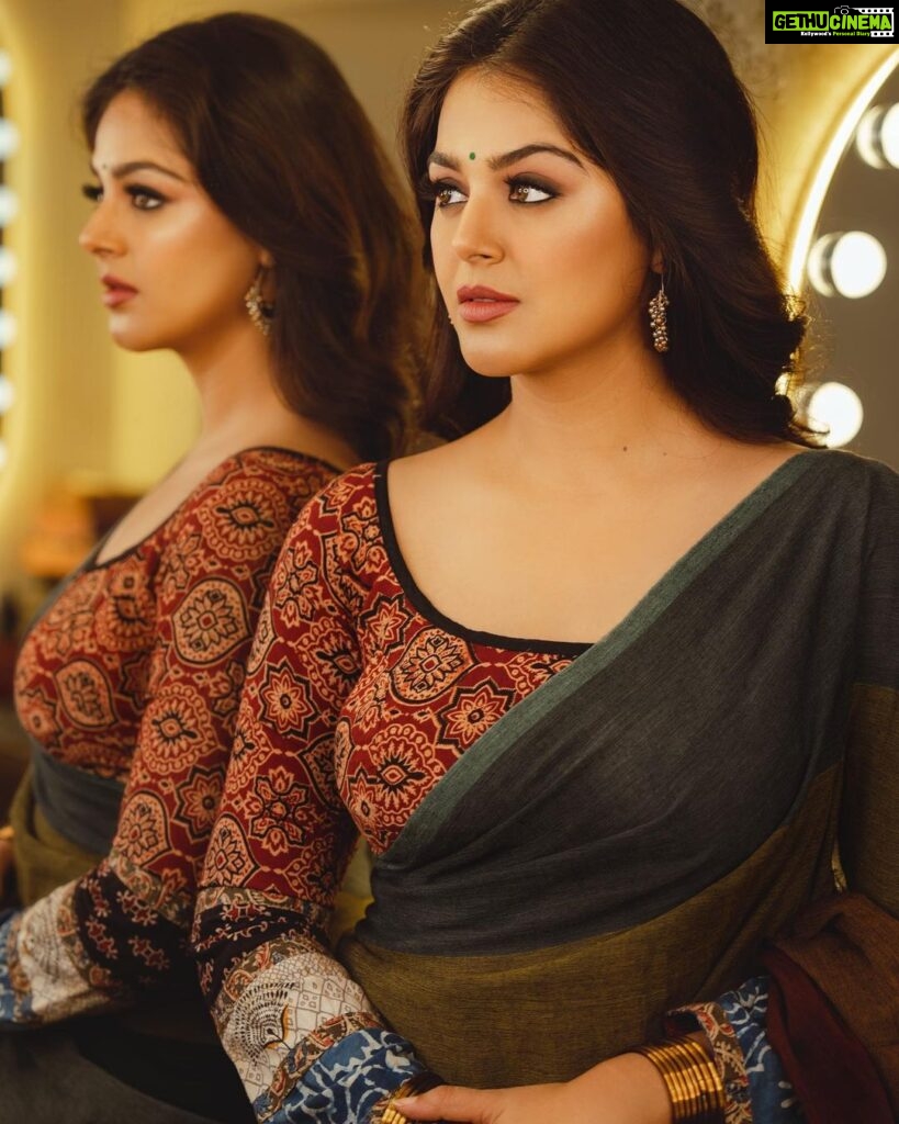 Monal Gajjar Instagram - "The reflection of true beauty and strength." @aanalsavaliya @deepjoshiii_ #saree #love #instagood #indian #beauty #monalgajjar #imqueen👸🏻👑 Vastrapur Lake