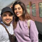 Monica Khanna Instagram - Duniya mein aaye ho to LOVE karlo...... Station aane se kuch lamhe pehle ka video😂😂😂😂 With @hardiksangani @jigyasa_07 ❤️❤️❤️ Missed @chhayachouhan #trainjourney #kutch #newyear #bff #trainstagram #funnyvideos #jigyasa #hardik #mumbaitokutch #happyme Train Travel