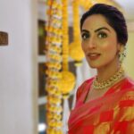 Monica Khanna Instagram - " मुहब्बत से मुहब्बत ना करो जब तक मुहब्बत आपसे मुहब्बत ना करे मुहब्बत से इतनी मुहब्बत करो के मुहब्बत किसी और से मुहब्बत ना करे।।" गुलज़ार Jewellery by -@studio6jewels 📸-@framingmemories #indianwomen #india #indianfashion #fashion #saree #mumbai #indiangirls #indian #women #indianbride #indianwedding #womenempowerment #indiangirl #delhi #fashionblogger #indianwear #instagram #beautiful #instagood #kolkata #onlineshopping #love #ethnicwear #sareelove #chennai #beauty #instafashion #kerala #indianshopping #clothing Iskon Temple Juhu Beach