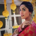 Monica Khanna Instagram - " मुहब्बत से मुहब्बत ना करो जब तक मुहब्बत आपसे मुहब्बत ना करे मुहब्बत से इतनी मुहब्बत करो के मुहब्बत किसी और से मुहब्बत ना करे।।" गुलज़ार Jewellery by -@studio6jewels 📸-@framingmemories #indianwomen #india #indianfashion #fashion #saree #mumbai #indiangirls #indian #women #indianbride #indianwedding #womenempowerment #indiangirl #delhi #fashionblogger #indianwear #instagram #beautiful #instagood #kolkata #onlineshopping #love #ethnicwear #sareelove #chennai #beauty #instafashion #kerala #indianshopping #clothing Iskon Temple Juhu Beach