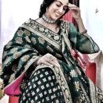 Monica Khanna Instagram - आज भी उतनी ही खूबसूरत दिखती हूं साड़ी में, ये बात और है, अब उन्हें निहारने की इजाज़त नहीं। 💚💚💚 Durga aur charu Monday -friday at 10.30 only on colors..... #saree #instagood #sareelove #bengalilook #durgaaurcharu #colors #sareelove #sareedraping #explorepage Mumbai, Maharashtra