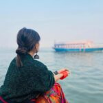 Monica Khanna Instagram - नासमझी में ही बीत जाए जिंदगी तो अच्छा समझदार बनकर बहुत कुछ पीछे छूट जाता है।🌻 #शायरी #shayari #hindi #banaras #kaashi #ganga #varanasivibes Ganga Ke Kinare