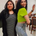 Monica Khanna Instagram - Aaj kal ye trend mein hai na???? #trending #reels #trendingreels #bff #friendship @chhayachouhan you were the cutest... DOP -@hardiksangani India