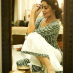 Monica Khanna Instagram - अलफाजों के दीवाने तो बहुत देखें हैं कोई खामोशी पढ़े तो बात बने।। गुलज़ार❤️ #shayari #gulzar #madhuridixit #mohabbat Mumbai, Maharashtra