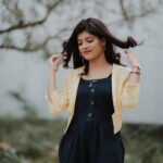 Monisha Blessy Instagram – 💛😇
With Supertalented @mathuraimuthuofficial annaw🫶🏻🤣
@kuraishi_the_entertainer annaw🥰
@vijaytvpugazh annaw🤩 

📸: @pk._photography__ ✨