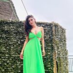 Mouni Roy Instagram - Coasting through life 🌝 🏝️ • • • @sonaakshiraaj @rishika_devnani @stylebyvanshika
