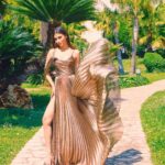 Mouni Roy Instagram - ✨ Dressed in : @fovariofficial Styled by : @manekaharisinghani with :@chintan_shah08 Heels : @enricocuini HMU : @georgemakeupfor Managed by @trishilagoculdas @dcatalent 📸 @wilsonballarin