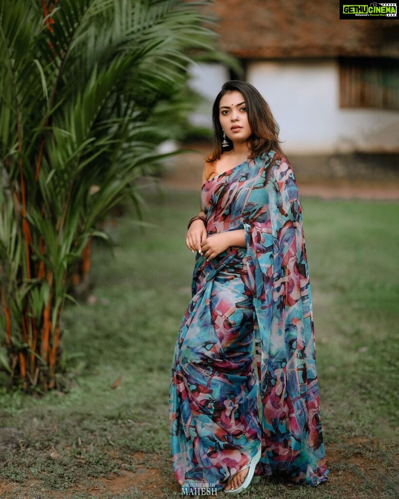 Mridula Vijay Instagram - “Nothing feels as perfect as a saree🌸 . . 📸 @maheshms__ . . Ast @mr_.ma_r_co . . 💄 @pooja_vysh_makeovers . . 🎨 @akhil.k.raviphotography. . . . #kerala #actressgallery #trading #traditionalwear #sareefashion #trendingreels #nalukettu #malayali #mridhulavijai #mridhulavijay #keralasaree #sareelover #keralaactress #keralagram