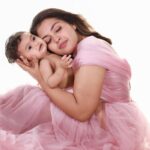 Mridula Vijay Instagram - “Motherhood : All love begins and ends there” Happy Mother Day to all mothers in this world 💕 @yuvakrishna_official @dwanikrishna_official Photography @mommyandmebyreshma Costume @ansisiyad MUA @sivas_makeover_ Supporting @akhilal_akku