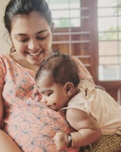Mridula Vijay Instagram - Yami : eth nte baby annuu 😝😝😝 
Me : daivame , purath varumbol ariyam baki 😂😂
PC -  yamiyude orginal amma 🤭 @parvathy_anuz
.
@yamikaarun_official