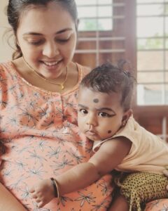 Mridula Vijay Instagram - Yami : eth nte baby annuu 😝😝😝 
Me : daivame , purath varumbol ariyam baki 😂😂
PC -  yamiyude orginal amma 🤭 @parvathy_anuz
.
@yamikaarun_official