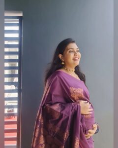 Mridula Vijay Instagram - Soon to be mom 🥰
Wearing @inovative__yarns 
Jewels @rituparnacollection