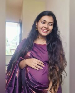 Mridula Vijay Instagram - Soon to be mom 🥰
Wearing @inovative__yarns 
Jewels @rituparnacollection
