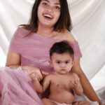 Mridula Vijay Instagram - “Motherhood : All love begins and ends there” Happy Mother Day to all mothers in this world 💕 @yuvakrishna_official @dwanikrishna_official Photography @mommyandmebyreshma Costume @ansisiyad MUA @sivas_makeover_ Supporting @akhilal_akku