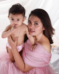 Mridula Vijay Instagram - “Motherhood : All love begins and ends there”
Happy Mother Day to all mothers in this world 💕
@yuvakrishna_official @dwanikrishna_official 
 
Photography @mommyandmebyreshma 
Costume @ansisiyad 
MUA @sivas_makeover_ 
Supporting @akhilal_akku