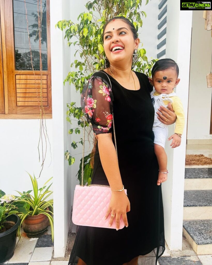 Mridula Vijay Instagram - Mom girl 👧 Costume @__floraldreams PC @parvathy_anuz