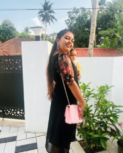 Mridula Vijay Instagram - Mom girl 👧 
Costume @__floraldreams 
PC @parvathy_anuz