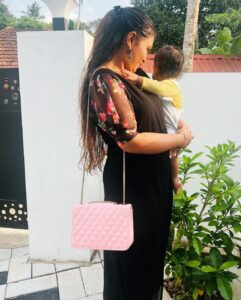 Mridula Vijay Instagram - Mom girl 👧 
Costume @__floraldreams 
PC @parvathy_anuz