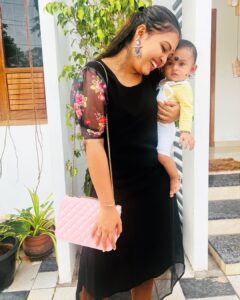 Mridula Vijay Instagram - Mom girl 👧 
Costume @__floraldreams 
PC @parvathy_anuz