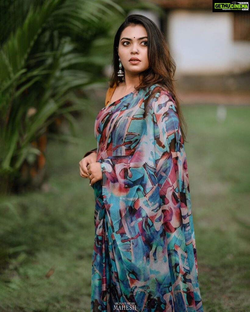 Mridula Vijay Instagram - “Nothing feels as perfect as a saree🌸 . . 📸 @maheshms__ . . Ast @mr_.ma_r_co . . 💄 @pooja_vysh_makeovers . . 🎨 @akhil.k.raviphotography. . . . #kerala #actressgallery #trading #traditionalwear #sareefashion #trendingreels #nalukettu #malayali #mridhulavijai #mridhulavijay #keralasaree #sareelover #keralaactress #keralagram