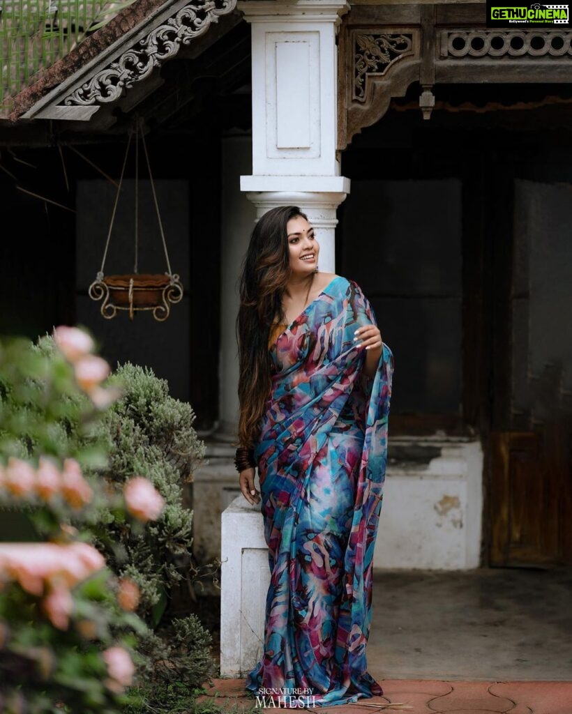 Mridula Vijay Instagram - Be aesthetic with a saree.🌸 . . 📸 @maheshms__ . . Ast @mr_.ma_r_co . . 💄 @pooja_vysh_makeovers . . 🎨 @akhil.k.raviphotography. . . . #kerala #keralatourism #trending #explore #actressgallery #mallugram #cinemagraph #instapost #saree #keralasarees #sareelove #sareelover #traditional #traditionalwear #kuthiramalika #mridhulavijai #photoofthedays