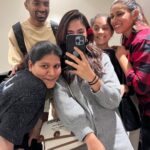 Mrunal Thakur Instagram - Hello sisters 👯‍♀️ I love you to the moon and back 🌹