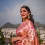 Mrunal Thakur Instagram - Saree love 💕 Saree- @kankatala_ @allboutcommunication Jewellery @shoppaksha @karidhma.joolry Styled by @gaurvivdesai @nupur_p Make up: @missblender Hair: @deepalid10 Photos: @jvfilms_