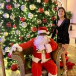 Naira Shah Instagram - What are the odds of meeting an Indian Santa on the land of Dubai? I’d say extremely good! Hope y’all had the Merriest Christmas ever #happyholidays#2k22#nairashah Al Habtoor Polo Resort