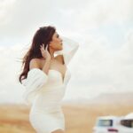 Naira Shah Instagram - Lost in the enchanting embrace of the golden desert ☀️ Pic courtesy @anoop.devaraj Desert Safari Dubai