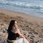 Naisha Khanna Instagram - sea, sun and smiles 🩵 📸: @ankitsahu8589 @unreel_ank