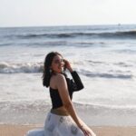 Naisha Khanna Instagram - sea, sun and smiles 🩵 📸: @ankitsahu8589 @unreel_ank