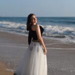 Naisha Khanna Instagram - sea, sun and smiles 🩵 📸: @ankitsahu8589 @unreel_ank