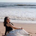 Naisha Khanna Instagram - sea, sun and smiles 🩵 📸: @ankitsahu8589 @unreel_ank