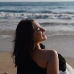 Naisha Khanna Instagram - sea, sun and smiles 🩵 📸: @ankitsahu8589 @unreel_ank