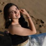Naisha Khanna Instagram - sea, sun and smiles 🩵 📸: @ankitsahu8589 @unreel_ank