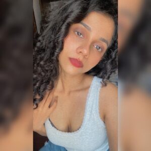 Namita Krishnamurthy Instagram - Tease burst pizza 🍕
(@hahahaharish captioned)

#namitakrishnamurthy #curlygirl #selfietime #feltcutemightdeletelater