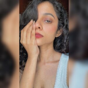 Namita Krishnamurthy Instagram - Tease burst pizza 🍕
(@hahahaharish captioned)

#namitakrishnamurthy #curlygirl #selfietime #feltcutemightdeletelater