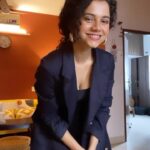 Namita Krishnamurthy Instagram - Wear one half cute outfit and make 20 reels out of it? Ew cringe, guilty. Send likes if you like my house 🥰 Blazer thrifted from @cookiecrumblefinds 🌿 Earrings from Colaba 💖 #outfitoftheday #bossbabe #fakeittillyoumakeit #namitakrishnamurthy #blazerdress #thriftedstyle