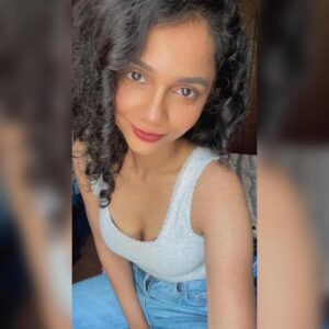 Namita Krishnamurthy Instagram - Tease burst pizza 🍕
(@hahahaharish captioned)

#namitakrishnamurthy #curlygirl #selfietime #feltcutemightdeletelater