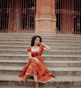 Namita Krishnamurthy Instagram - Cottagecore princess era 🌻

👗: @retro_fashionhub 
📸: @karthikha_photography 

#namitakrishnamurthy #vintageaesthetic #cottagecore #curlyhaircare
